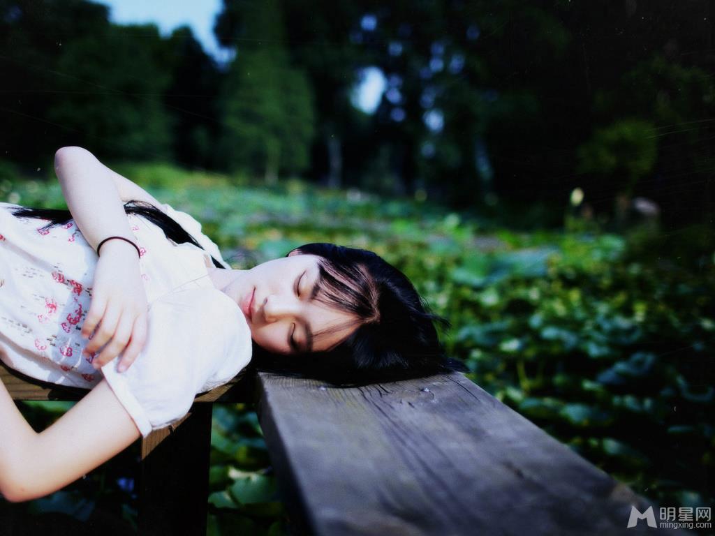 樱花女神黄灿灿安静唯美气质写真_图-8