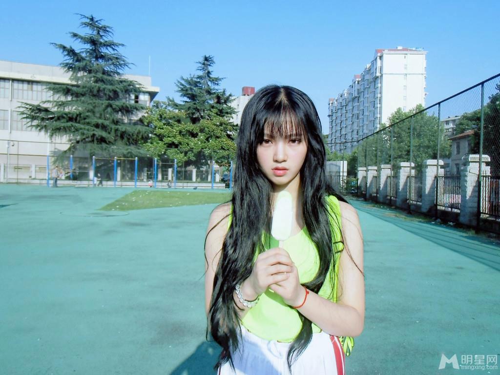 樱花女神黄灿灿安静唯美气质写真_图-2