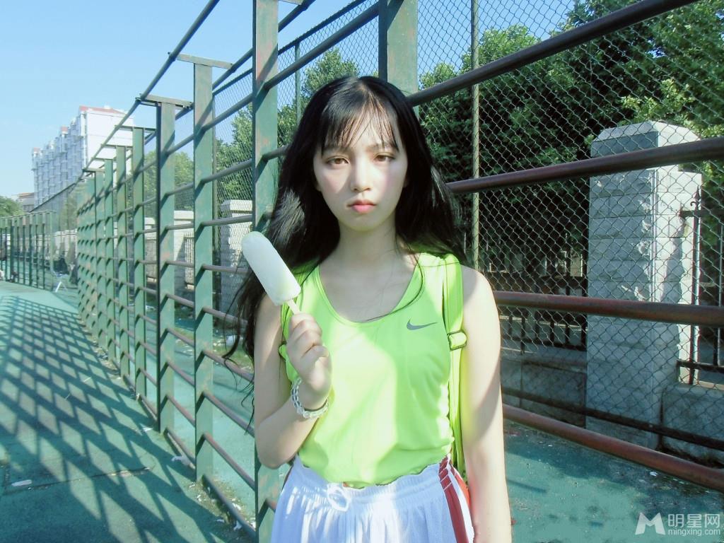 樱花女神黄灿灿安静唯美气质写真_图-4