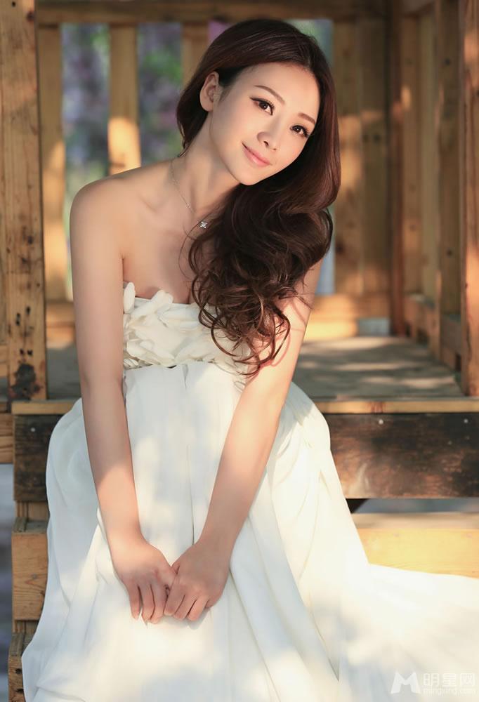 柳岩夏日清凉写真低胸长裙雪乳若隐若现_图-5