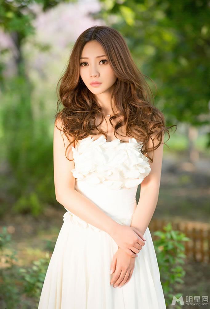 柳岩夏日清凉写真低胸长裙雪乳若隐若现_图-3