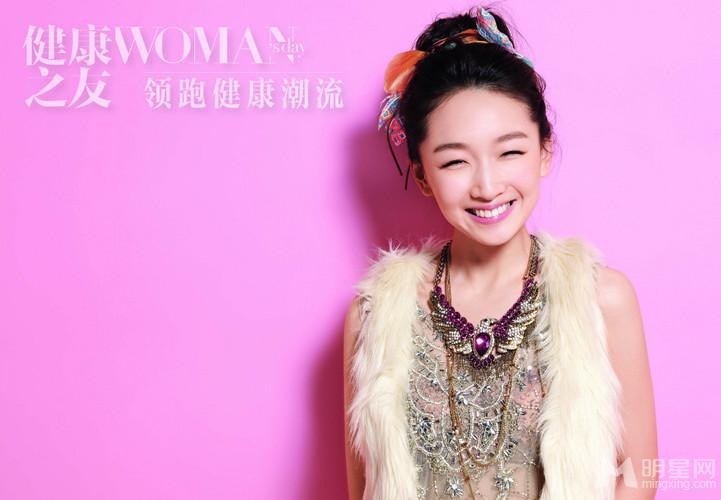 周冬雨迎春大片：她们是花儿我是骨朵儿清晰写真_图-3