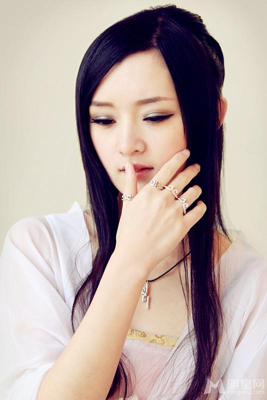 小排陈丹婷代言饰品写真温文尔雅散发知性魅力_图-4