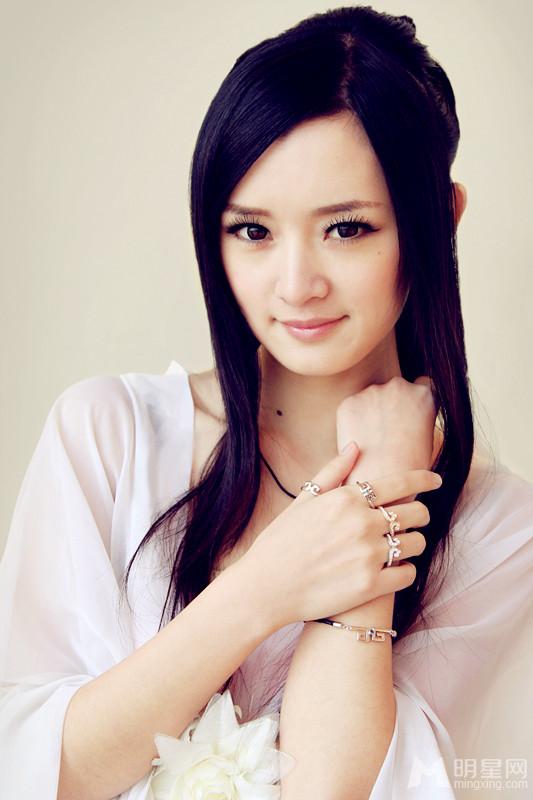 小排陈丹婷代言饰品写真温文尔雅散发知性魅力_图-1
