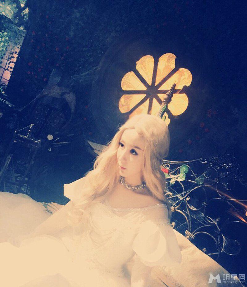 娄艺潇美艳公主照写真宛若童话中走出_图-7