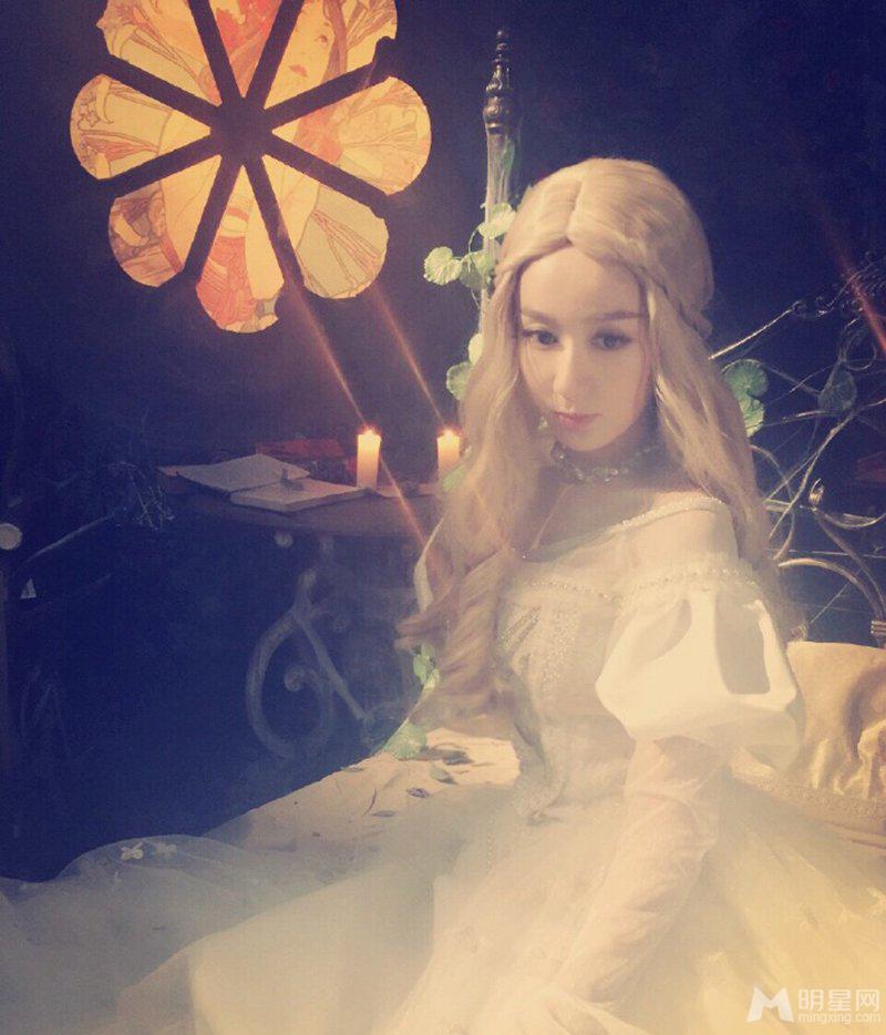 娄艺潇美艳公主照写真宛若童话中走出_图-1