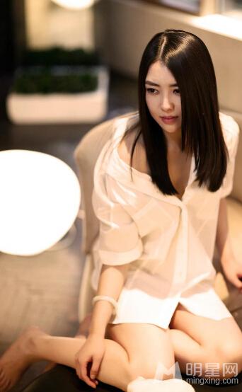 黎一萱白衬衫氧气写真露腿娇媚撩人春光乍泄_图-3