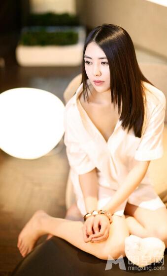 黎一萱白衬衫氧气写真露腿娇媚撩人春光乍泄_图-4