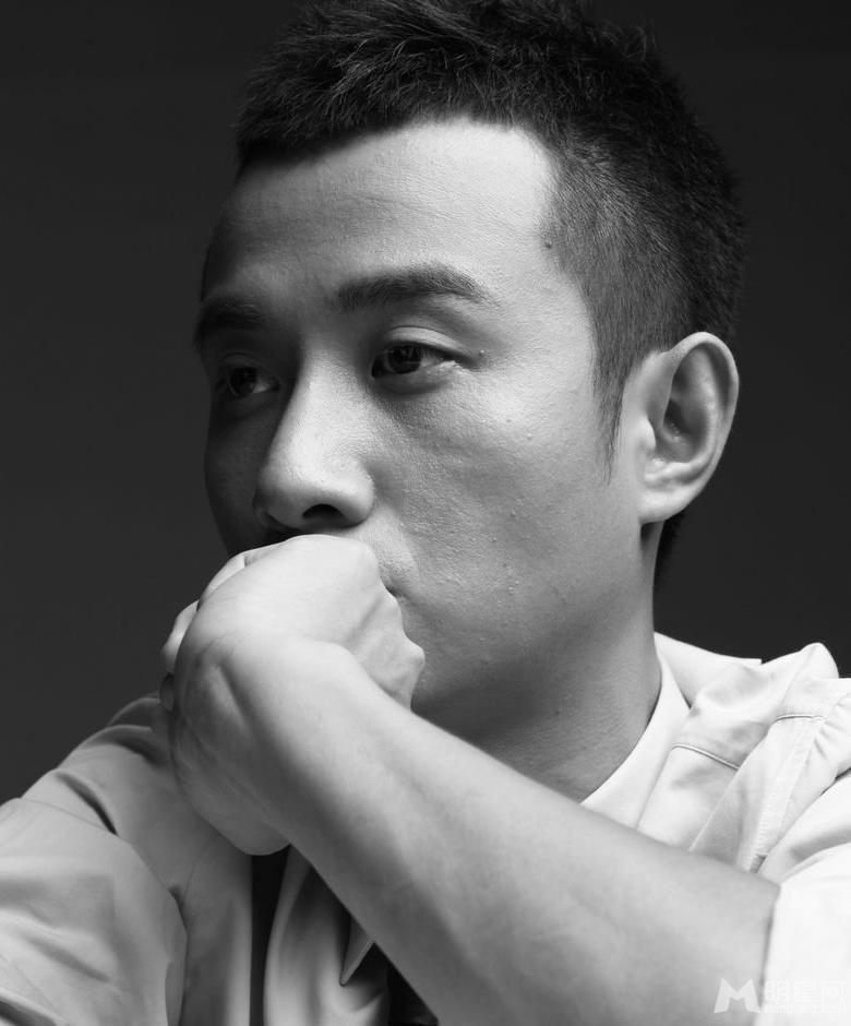 文章黑白写真展现魅力与姚笛出轨门后再度起航_图-1
