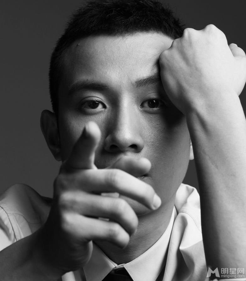 文章黑白写真展现魅力与姚笛出轨门后再度起航_图-2