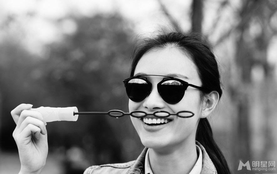 倪妮春日街拍灵动活跃纯净美好宛如处子_图-2