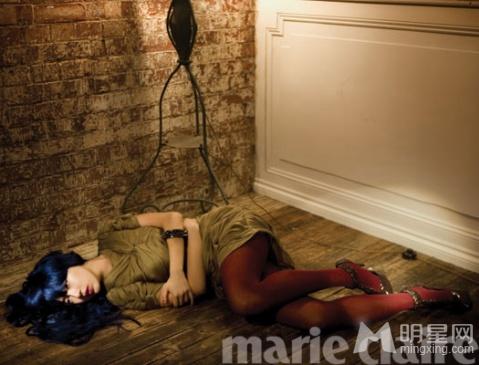 尹恩惠性感诱惑写真短发艳妆大展傲人身材_图-9