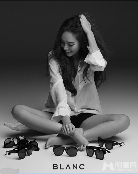 Jessica郑秀妍为自创品牌拍诱惑写真大胆裸露性感美背_图-2