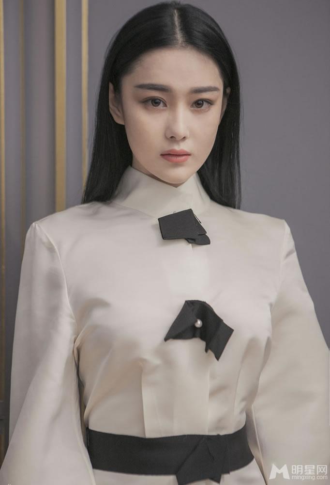 张馨予复古靓丽写真纯白长裙梦幻迷人_图-1