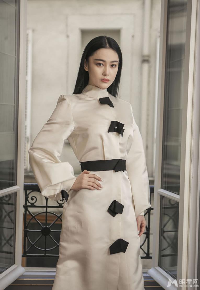 张馨予复古靓丽写真纯白长裙梦幻迷人_图-2