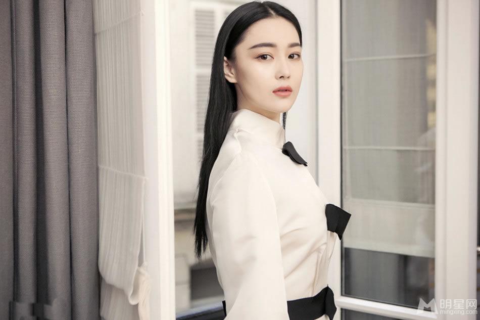 张馨予复古靓丽写真纯白长裙梦幻迷人_图-7