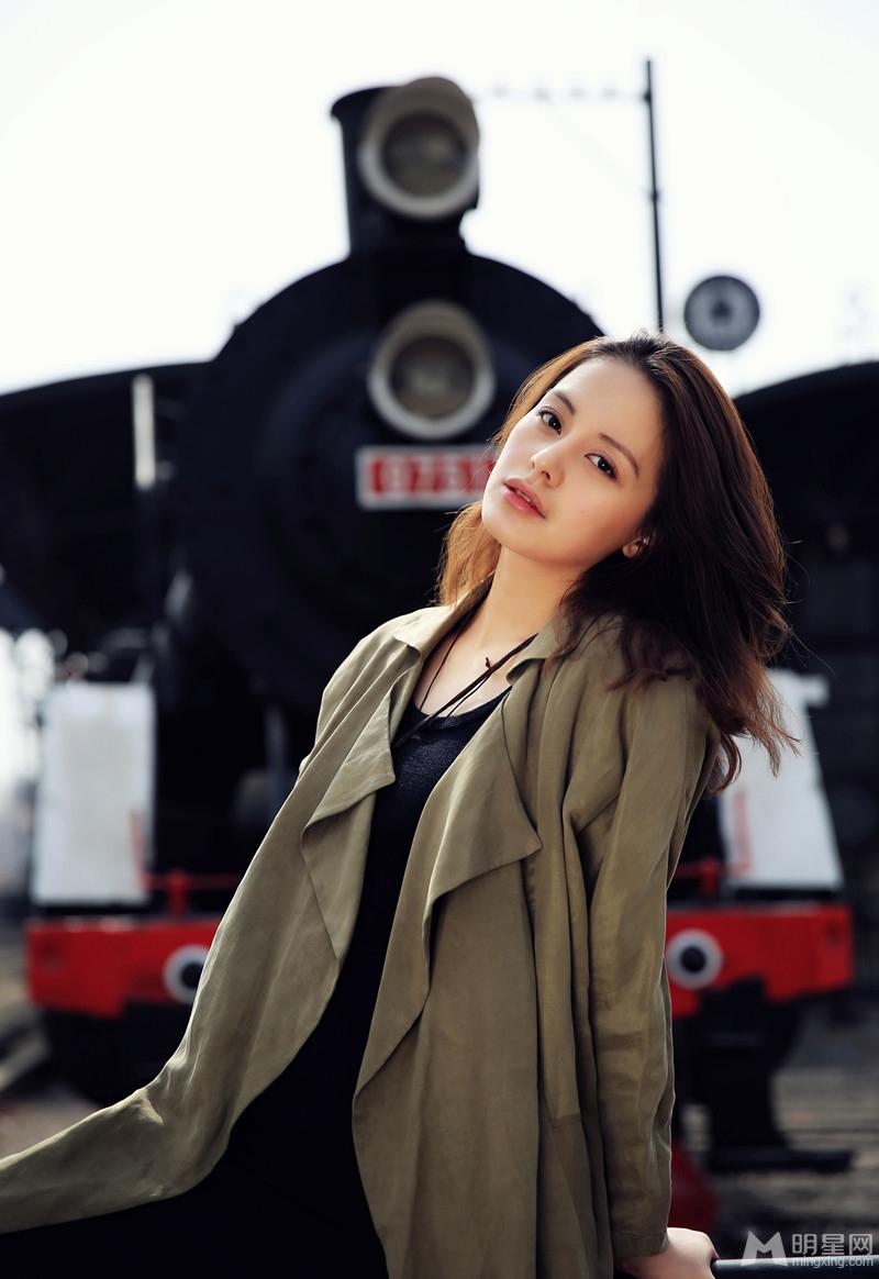 王力可氧气女神写真精致典雅尽显青春文艺气质_图-1