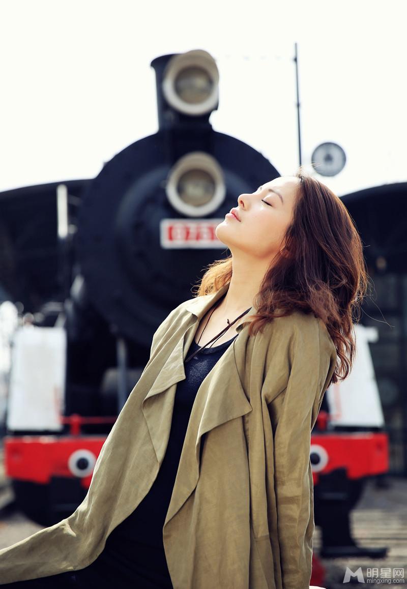 王力可氧气女神写真精致典雅尽显青春文艺气质_图-2