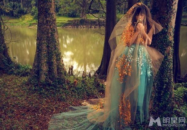 赵薇烟熏妆野性写真大眼性感如野猫_图-4