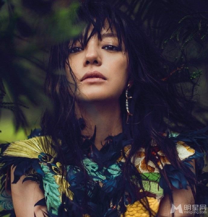 赵薇烟熏妆野性写真大眼性感如野猫_图-2