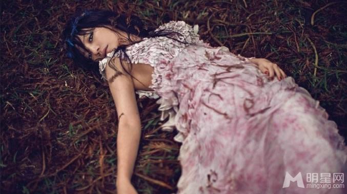 赵薇烟熏妆野性写真大眼性感如野猫_图-3