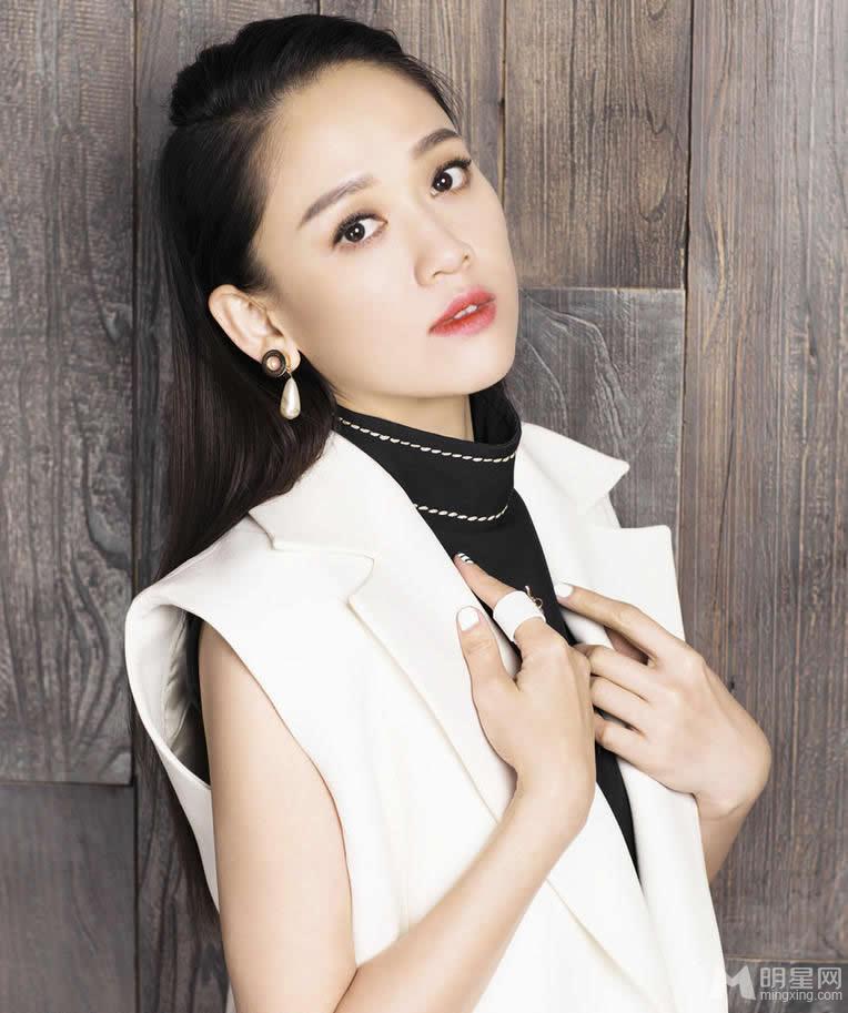 陈乔恩最新时尚大片写真演绎干练熟女_图-1