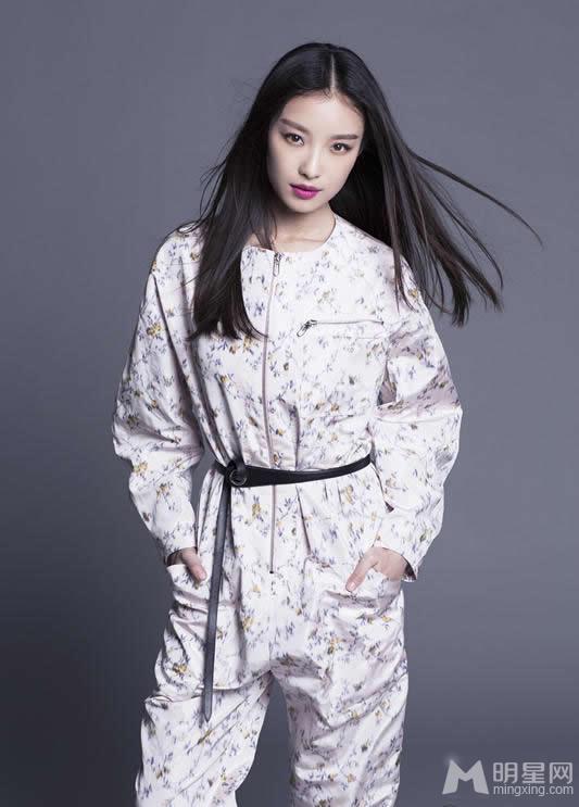 倪妮性感高冷登封面尝试另类风格_图-3