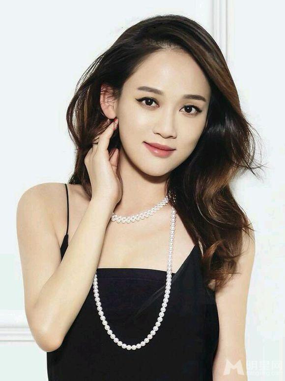 陈乔恩拍温婉气质写真希望自己温柔中进取_图-2