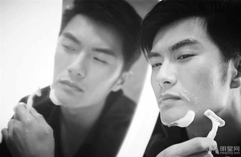电影版《何以笙箫默》向恒饰演者沈泰性感露胸肌拍写真_图-2