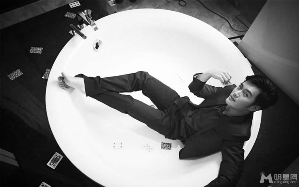 电影版《何以笙箫默》向恒饰演者沈泰性感露胸肌拍写真_图-5