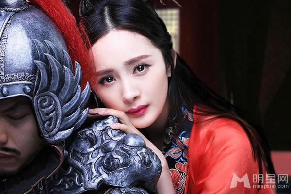 美翻了！杨幂cos虞姬对镜描红唇诱惑十足_图-2