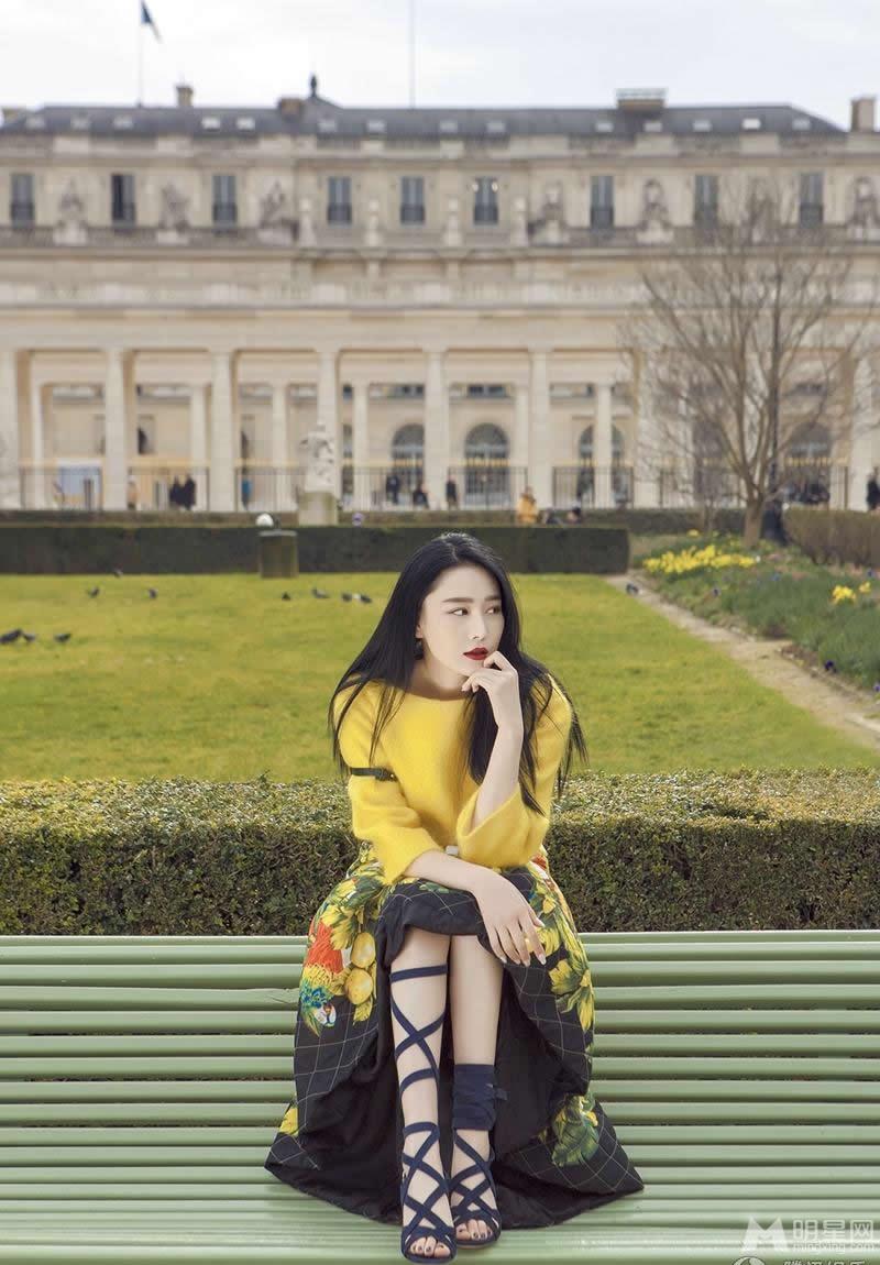 张馨予春日写真娇俏公主范风格引人侧目_图-1