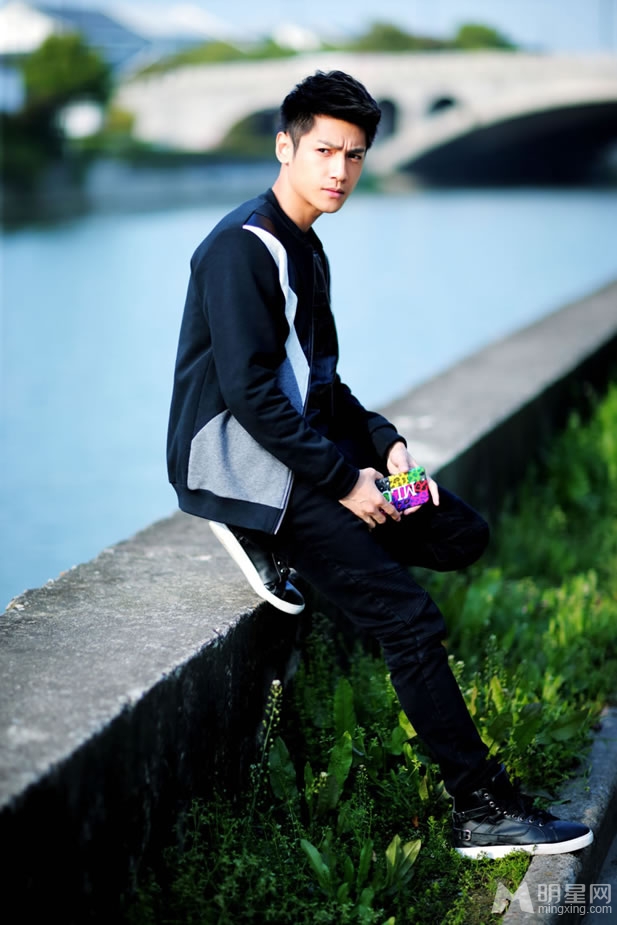 小何以琛罗云熙户外阳光写真新晋小鲜肉_图-3