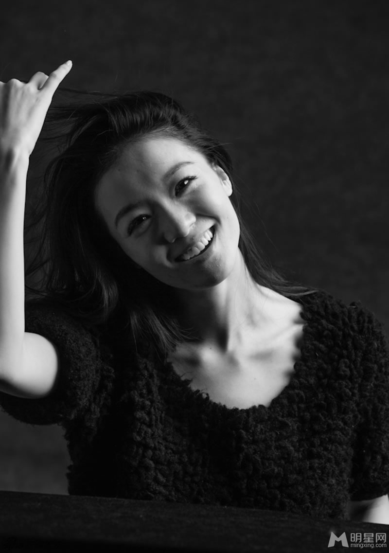 《万物生长》齐溪个人黑白素颜写真_图-3