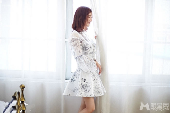 妲己李依晓时尚LOOK红唇魅惑性感不失俏皮_图-3