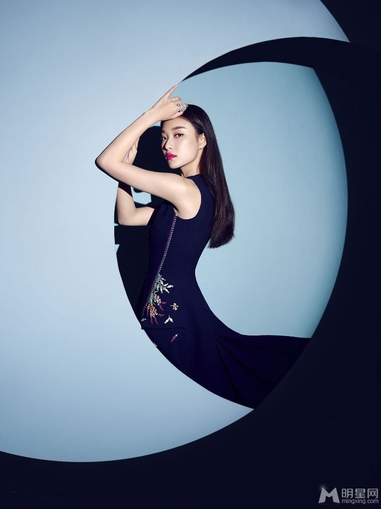 倪妮《嘉人》时尚写真光影交错展完美曲线_图-3