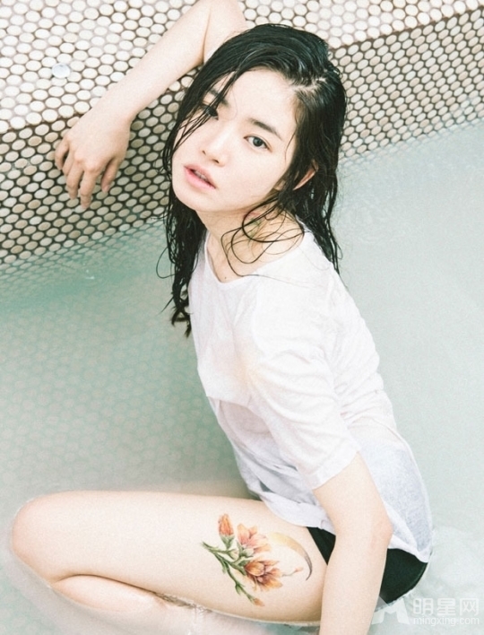 韩女星黄胜妍性感白衬衫湿身写真魅惑纹身引粉丝欢呼_图-1