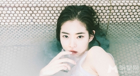 韩女星黄胜妍性感白衬衫湿身写真魅惑纹身引粉丝欢呼_图-3