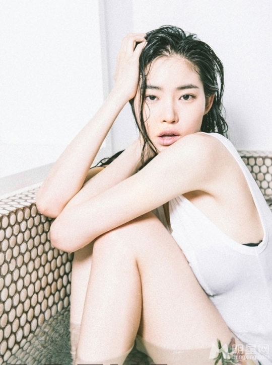 韩女星黄胜妍性感白衬衫湿身写真魅惑纹身引粉丝欢呼_图-2