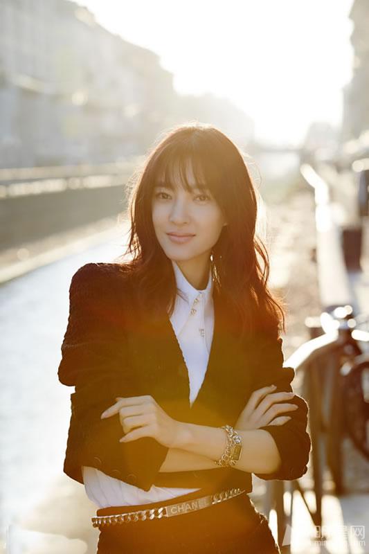 素颜女神王丽坤春意写真回眸一笑百媚生_图-4