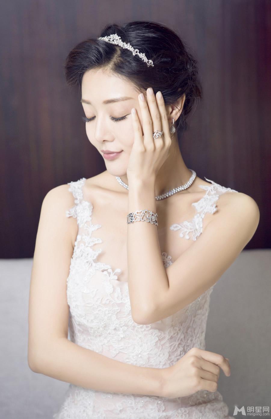 邓家佳甜美别致演绎新娘大片_图-3