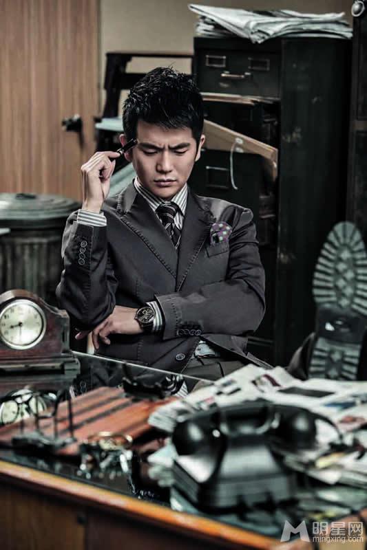 张晓龙自在玩转霸道总裁范儿彰显熟男风_图-1