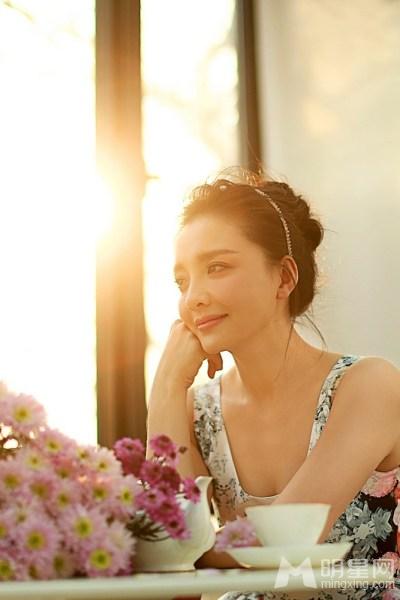 《归来》孙茜夕阳下写真温婉气质迷人_图-3