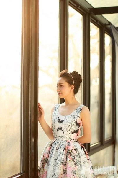 《归来》孙茜夕阳下写真温婉气质迷人_图-2