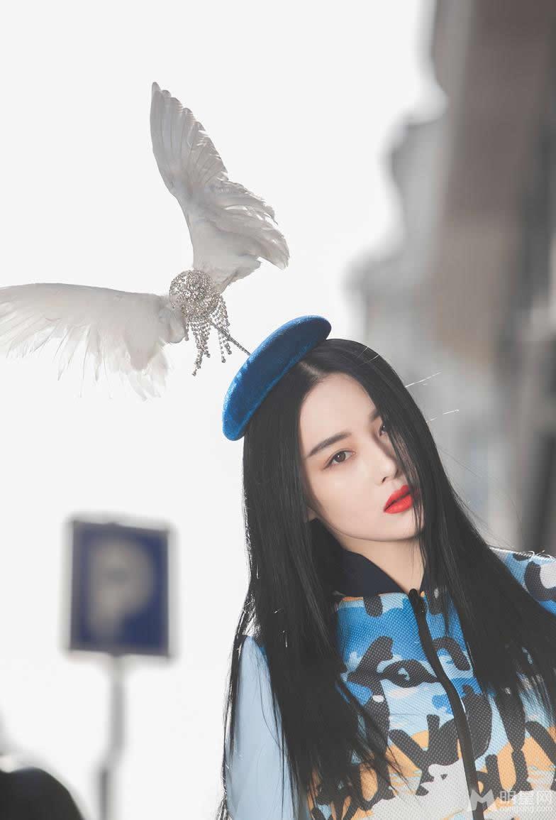 张馨予红唇烈焰异国写真另类风格帽子抢眼_图-2