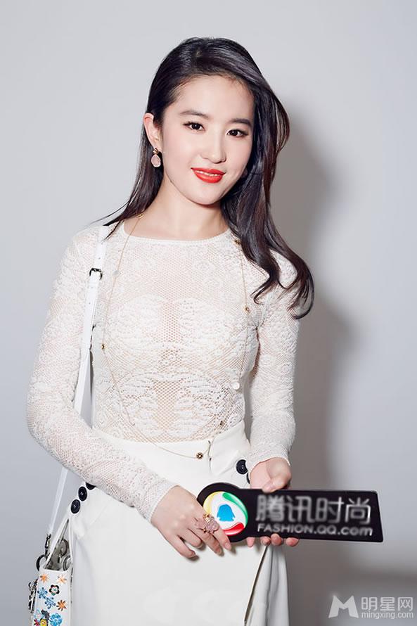 刘亦菲《第三种爱情》写真烈焰红唇显诱惑_图-2