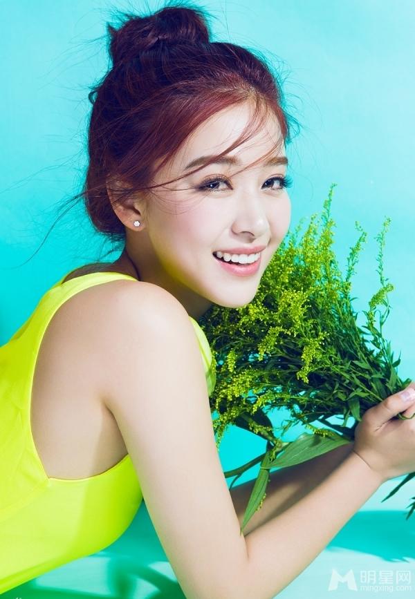 阚清子黄色长裙小秀乳沟色彩鲜亮明艳动人_图-2