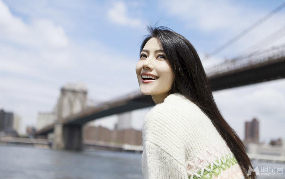 高圆圆纽约清亮动人街拍女神范轻松驾驭暖系风_图-3