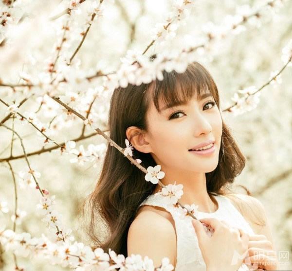 刘萌萌花海迷人写真唯美恰似当年“诺澜”_图-8