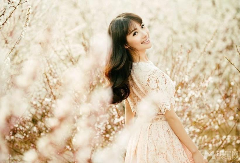 刘萌萌花海迷人写真唯美恰似当年“诺澜”_图-9